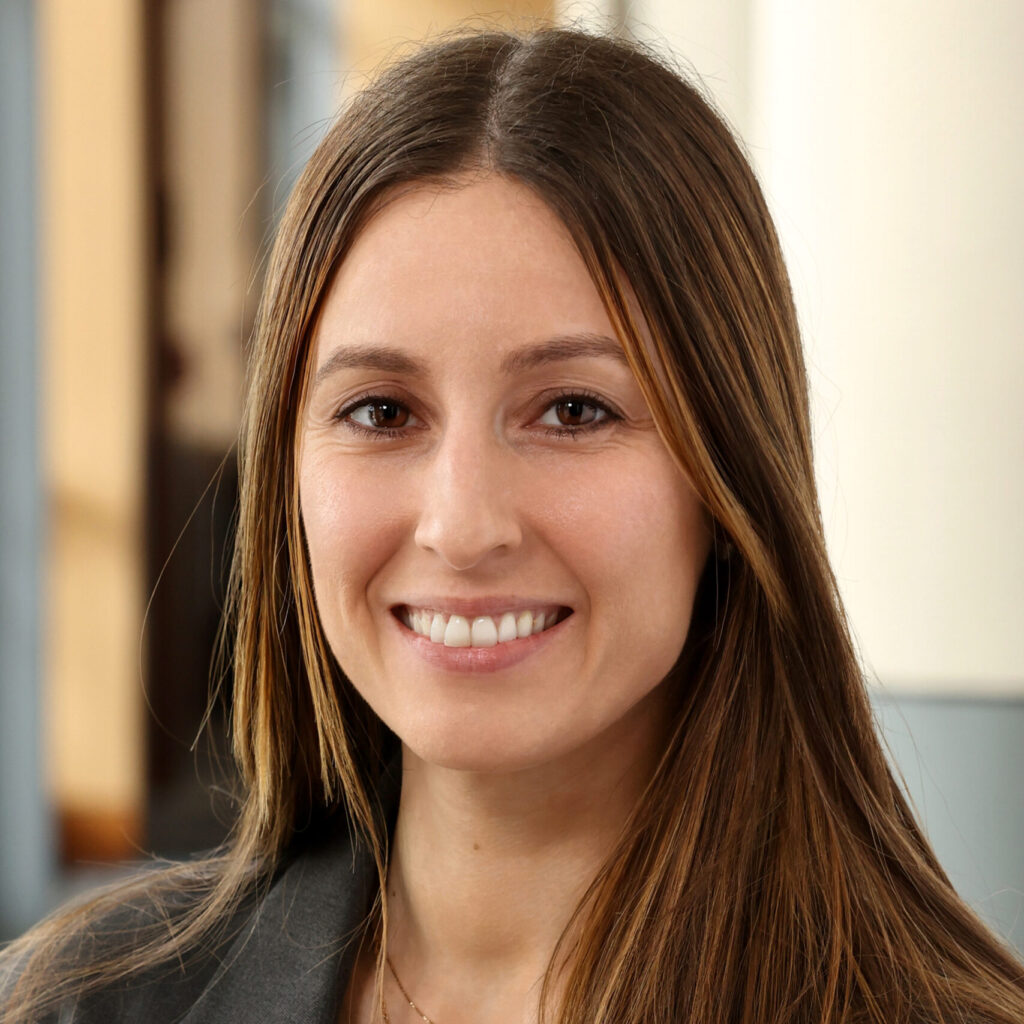Marta Santos headshot